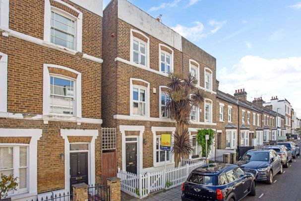 Handsome period four bed house with garden and front access. - Photo 1