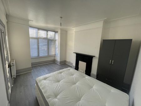 1 bedroom in a house share to rent - Photo 2