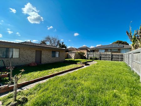 Three bedroom family home in superb location - Photo 2