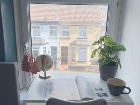 Modern House in Treforest Room 4 - Photo 5