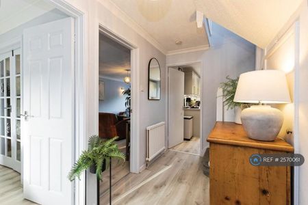 4 bedroom semi-detached house to rent - Photo 4