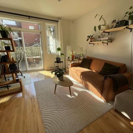 Grand 3 1/2 lumineux avec terrasse privée juste à côté du métro Frontenac. - Photo 3