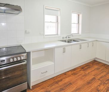 Spacious 3-Bedroom Home with Storeroom & Ample Parking - Photo 6