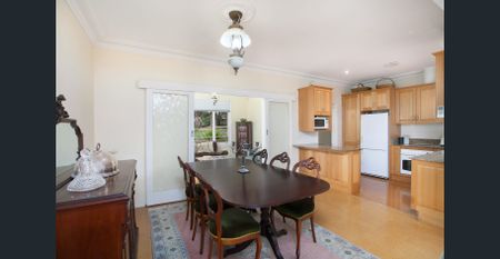 Serenity, warmth, and classic charm - Photo 2