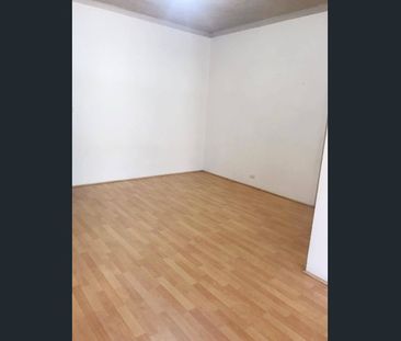 Tidy 2 Bedroom Top Floor Apartment - Photo 5