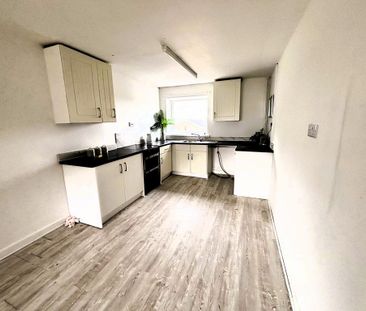 3 bedroom flat to rent - Photo 2