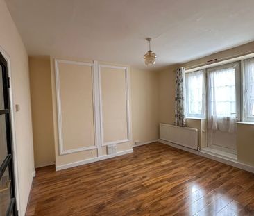 4 Bed Flat, Monkton House, E5 - Photo 2