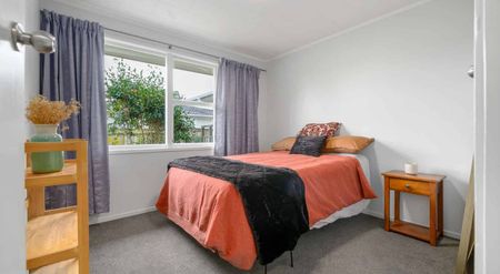 3 Bedroom, 1 Bathroom home - Photo 2