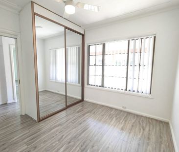 Spacious 4 Bedroom Home with Pool - Photo 4