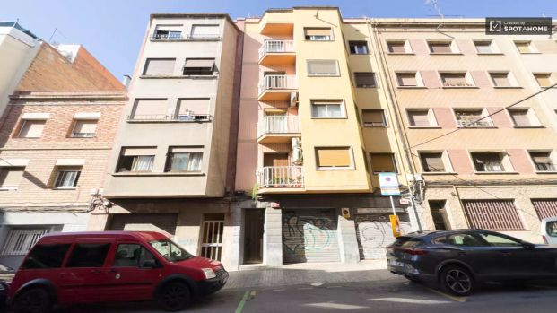Room in a shared 4-bedroom apartment for rent in La Torrassa, students only - Photo 1