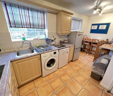 1 bedroom in a house share to rent - Photo 4