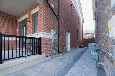 For Lease - 53 Cisco Drive, Whitby, Ontario - Photo 4