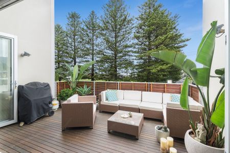 Modern masterpiece boasting beachside proximity - Photo 5