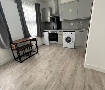 Studio Flat, Huxley Road, N18 - Photo 2