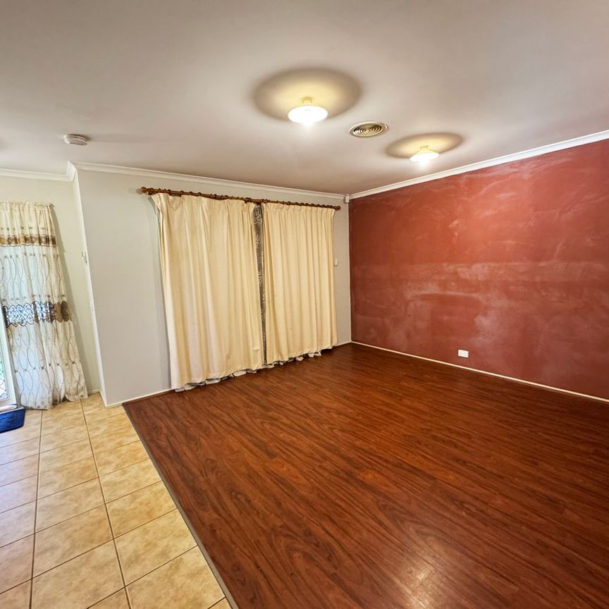 Spacious 4-Bedroom Family Home in Prime Werribee Location! - Photo 1
