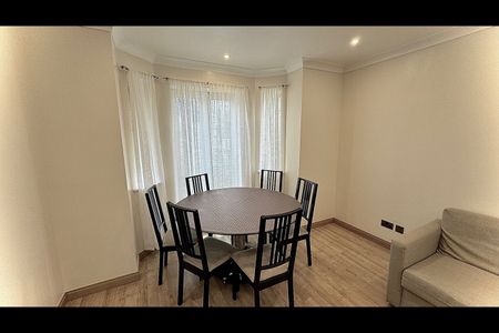 2 Bed Flat, Chiswick Court, W4 - Photo 3