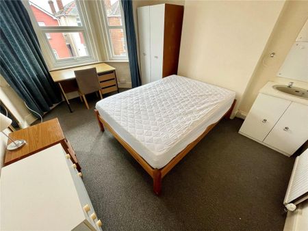 6 bedroom detached house to rent - Photo 3