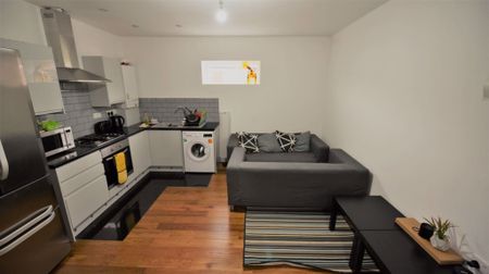 2 bedroom Flat in Kelso Street, Leeds - Photo 2