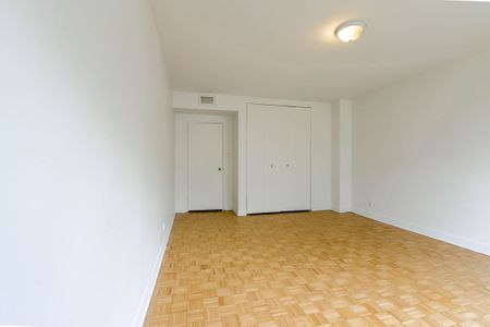 3555 Cote-des-Neiges Road - Photo 2