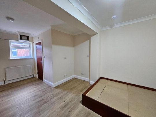 8 bedroom semi-detached house to rent - Photo 1