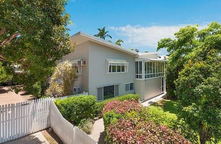 FANTASTIC FAMILY HOME IN MUNDINGBURRA + POOL! - Photo 2