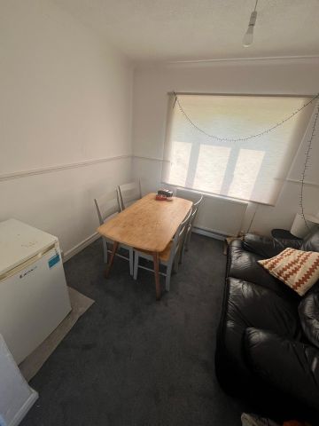 4 Bed Semi-Detached House, Auckland Drive, BN2 - Photo 3