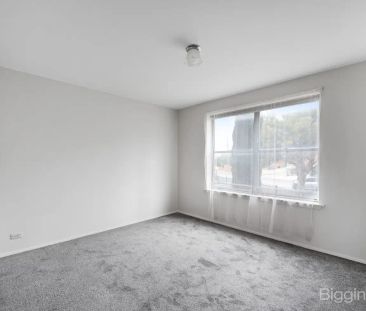 “Spacious 3-Bedroom Unit in the Heart of Maribyrnong” - Photo 2