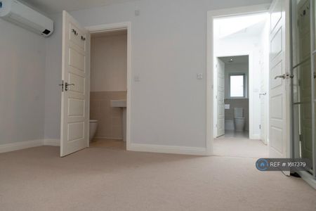 4 bedroom detached house to rent - Photo 5