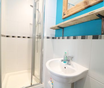 Lyons Court, Dorking, RH4 - Photo 2