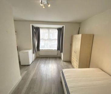 Price £850 pcm - Available 03/03/2026 - Furnished - Photo 2