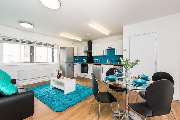 4 bedroom flat to rent - Photo 1