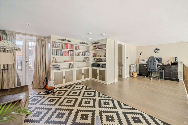 Luxurious first-floor apartment in a white stucco period conversion on Lancaster Gate. The property features three generously sized bedroom and three modern bathrooms, covering 2540sqft - Photo 1