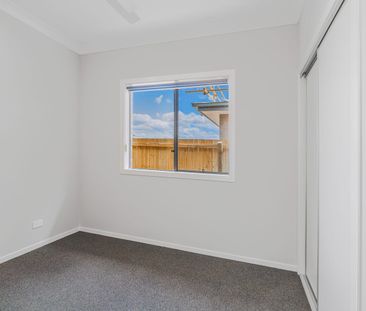 Brand New Modern 4 Bedder Family Home LOW priced set to be gone quick - Photo 4