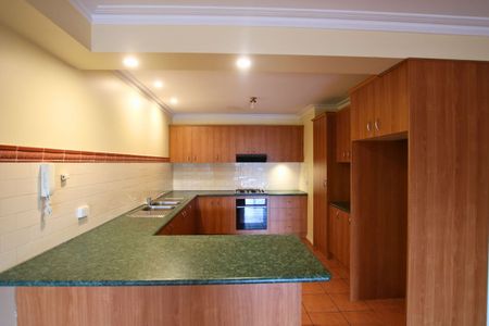 Spacious & Stylish Three-Storey Townhouse in Prime Location. - Photo 5