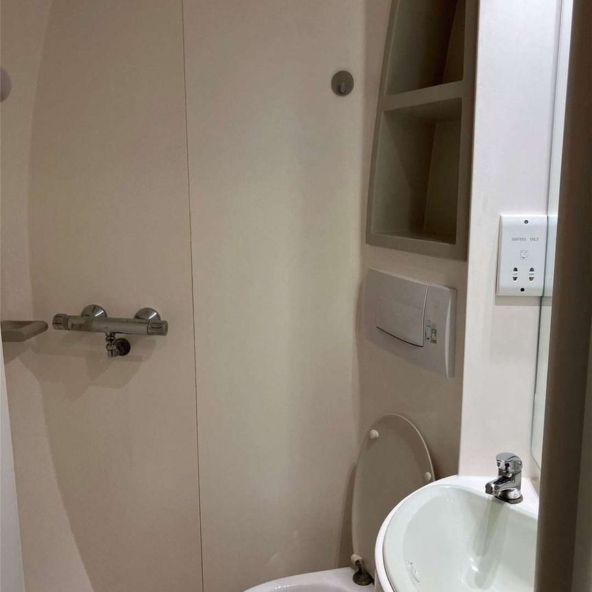 Single room with en-suite bathroom and shared kitchen and amenities in a highly regarded student accommodation, situated off Trafalgar Square. All bills included. Furnished. 24/7 security. - Photo 1