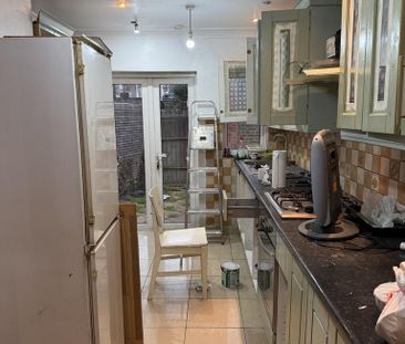 4 bedroom semi-detached house to rent - Photo 2