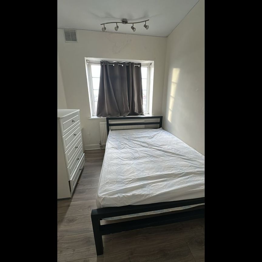 Room in a Shared House, Kennyland Court, NW4 - Photo 1