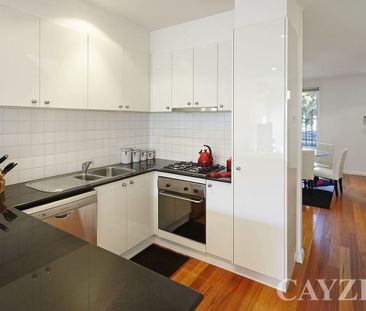 STYLISH TWO-LEVEL TOWNHOUSE IN A PEACEFUL CUL-DE-SAC - Photo 6
