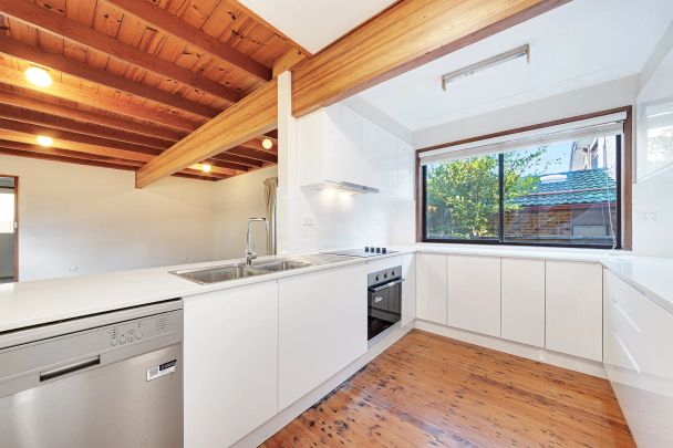 Family Home – Walk to School - Photo 1