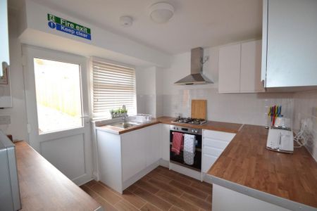 1 bedroom in a house share to rent - Photo 4