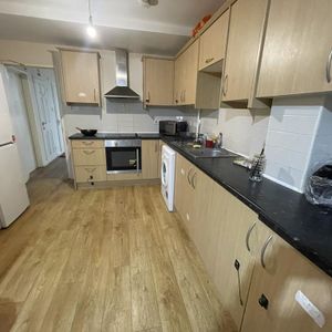 1 bedroom in a house share to rent - Photo 2