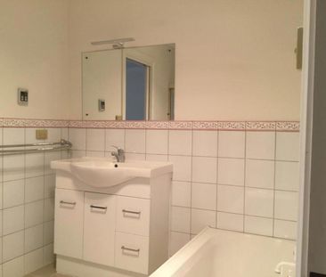 Ideal 3 Bedroom Double Storey Townhouse - Photo 5