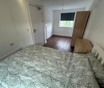1 bedroom in a flat share to rent - Photo 2