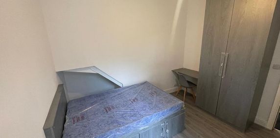 4 bedroom end of terrace house to rent - Photo 2