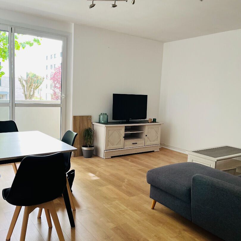 A LOUER APPARTEMENT MEUBLE DEUX CHAMBRES 02100 ST QUENTIN . - Photo 1