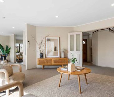 Spacious 5-bedroom home in West Harbour - freshly updated! - Photo 1