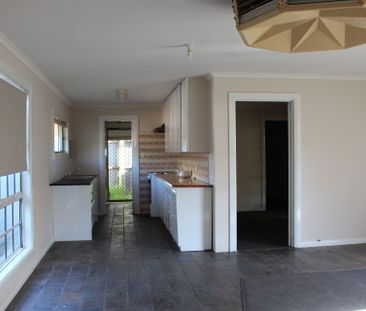 3 Bedroom Home Close to Shops - Available 06&sol;10&sol;2025 - Photo 6