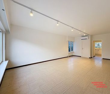 Gelijkvloers appartement met 2 slaapkamers, ruime garage en tuin - Foto 2