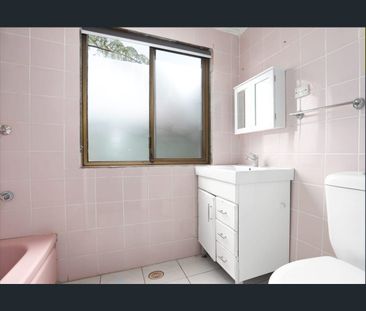 3 bedroom house in the heart of Rosehill - Photo 2