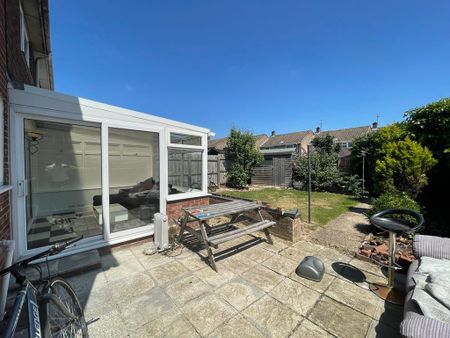 1 bedroom in a house share to rent - Photo 2